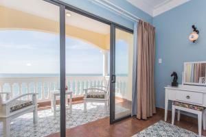 Suite Junior Lãng Mạn Nhìn Ra Đại Dương (Ocean Front Romance Junior Suite)