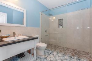 Suite Junior Lãng Mạn Nhìn Ra Đại Dương (Ocean Front Romance Junior Suite)