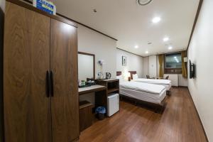 Twin Room with Sauna Access