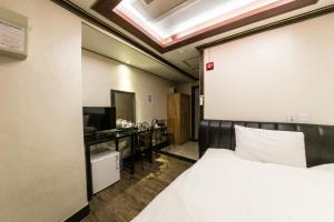 Single Room with Sauna Access