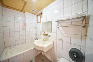 Phòng Giường Đôi Nhìn Ra Vườn (Double Room with Garden View)
