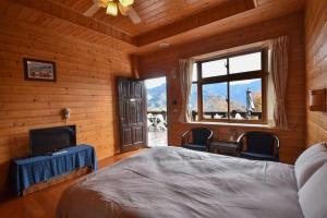 Phòng Giường Đôi Nhìn Ra Núi (Double Room with Mountain View)
