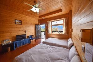 Phòng Gia đình nhìn ra Núi (Family Room with Mountain View)