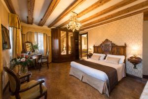 Junior Suite with Grand Canal/Rialto Bridge View room in Palazzo Bembo - Exclusive Accommodation