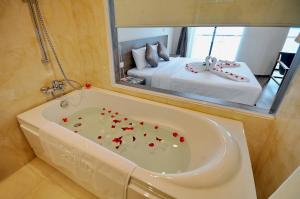 Deluxe hướng biển có ban công (Deluxe Sea View With Balcony)
