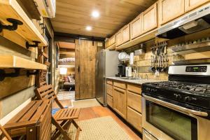 Blue Steel: Tiny Home in The Cedars - image 2