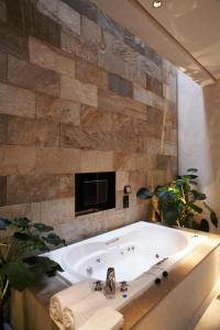 Phòng Giường Đôi Có Bồn Tắm Spa (Double Room with Spa Bath)
