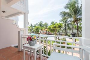 Phòng Superior 3 Người Với Tầm Nhìn Ra Hồ bơi Và Vườn (Triple Superior Garden and Pool View)