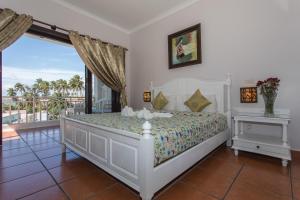 Phòng Deluxe có Giường cỡ King Nhìn ra Một góc Biển (Deluxe King Room with Partial Sea View)