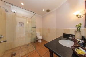 Phòng Deluxe có Giường cỡ King Nhìn ra Một góc Biển (Deluxe King Room with Partial Sea View)