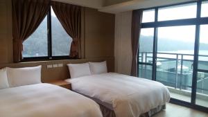 Phòng 4 Người Nhìn ra Hồ nước (Quadruple Room with Lake View)