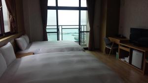 Phòng 4 Người Nhìn ra Hồ nước (Quadruple Room with Lake View)