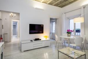 White Pantheon One Bedroom Apartment Rome Italy J2ski