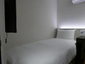 Phòng đơn với phòng tắm chung (không có cửa sổ)
(Single Room with Shared Bathroom (No Window))