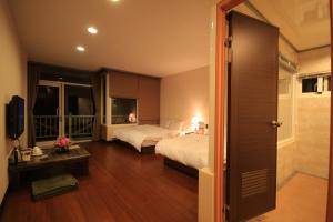 Deluxe Quadruple Room with Balcony Night View