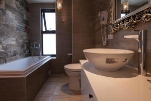 Phòng Deluxe Giường Đôi Có Bồn Tắm (Deluxe Double Room with Bath)