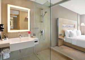 Suite Lớn có Giường Lớn (Executive Suite with 1 King-Size Bed)