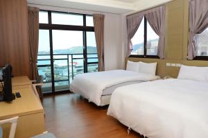Phòng 4 Người Nhìn ra Hồ nước (Quadruple Room with Lake View)