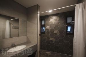 Phòng Hai Giường Đơn Cao Cấp (Superior Twin Room with Balcony)