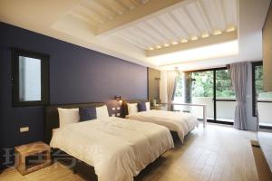 Phòng Hai Giường Đơn Cao Cấp (Superior Twin Room with Balcony)