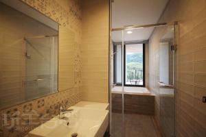 Phòng Gia đình nhìn ra Núi (Family Room with Mountain View)