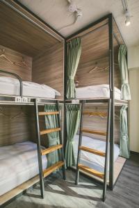 Phòng có 4 giường và phòng tắm chung (Room with 4 Beds and Shared Bathroom)