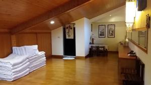 Phòng Gia đình nhìn ra Núi (Family Room with Mountain View)