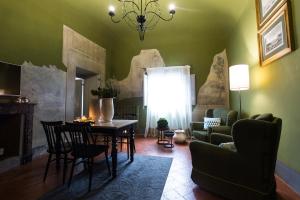 One-Bedroom Apartment room in Canto degli Scali