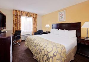 King Room - Non-Smoking room in Baymont by Wyndham Battle Creek Downtown