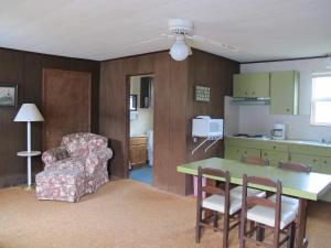 Two-Bedroom Apartment room in Little Ted's Cottages