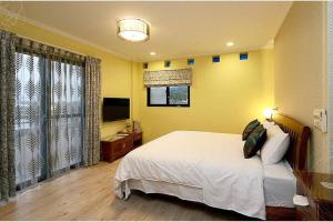 Phòng Đôi Loại Sang có Giường Phụ (Deluxe Double Room with Extra Bed)