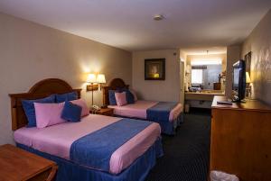 Queen Room with Two Queen Beds - Smoking room in Downtowner Inn and Suites - Houston