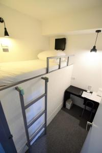 Single Room with Shared Bathroom - Upper Deck