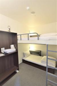 Phòng 3 người với Phòng tắm Chung (Triple Room with Shared Bathroom)
