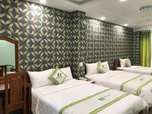 Phòng Gia đình Nhìn ra Vườn (Family Room with Garden View)