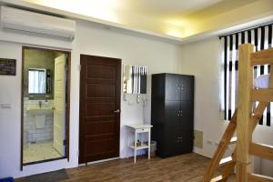 Giường trong phòng ngủ tập thể nam 6 người (Bed in 6-Bed Male Dormitory Room)