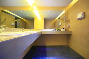 Phòng 2 giường đơn có phòng tắm dùng chung (Twin Room with Shared Bathroom)