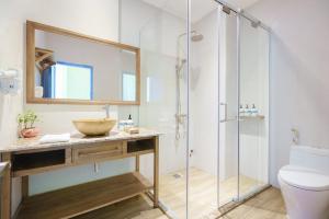 Phòng có 2 Giường đơn và Ban công Nhìn ra Biển (Twin Room with Balcony and Sea View)