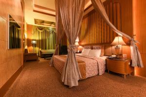 Theme Queen Suite with Jacuzzi