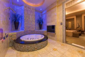 Theme Queen Suite with Jacuzzi