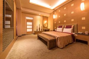 Theme Queen Suite with Jacuzzi