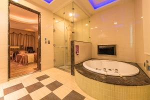 Phòng Deluxe Giường Đôi Có Bể Sục (Deluxe Double Room with Jacuzzi )