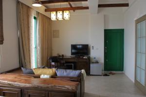 Phòng Deluxe Giường Đôi Với Ban Công và Tầm Nhìn Ra Biển (Deluxe Double Room with Balcony and Sea View)