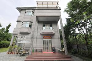 Biệt Thự Nhìn Ra Vườn (Villa with Garden View)