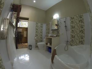 Suite Có Giường Cỡ Queen Nhìn Ra Hồ Bơi (Queen Suite with Pool View)