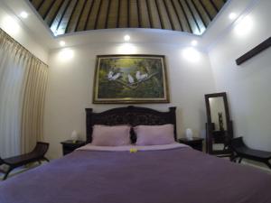 Suite Có Giường Cỡ King Nhìn Ra Hồ Bơi (King Suite with Pool View)