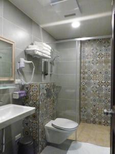 Phòng Deluxe Có 2 Giường Cỡ Queen (Deluxe Queen Room with Two Queen Beds)