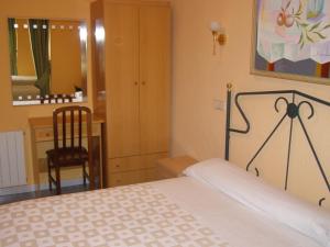 Double or Twin Room with Private Bathroom room in Hostal Residencia Fernandez
