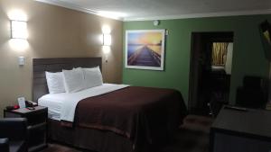 King Room - Non-Smoking room in Days Inn by Wyndham Houston East
