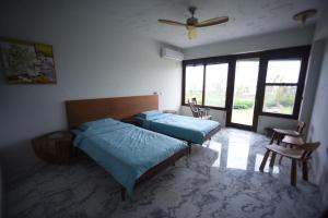 Phòng Hai Giường Đơn Hướng Biển (Twin Room with Sea View)